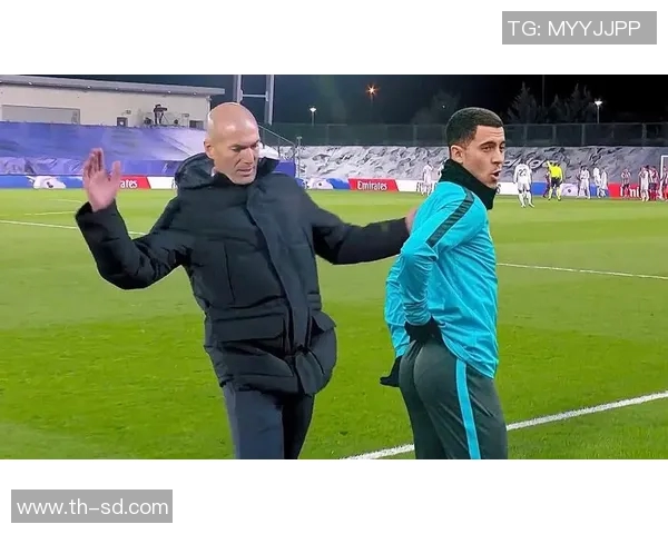 足球明星的四格漫画趣事揭秘足球场上的幽默瞬间与精彩瞬间